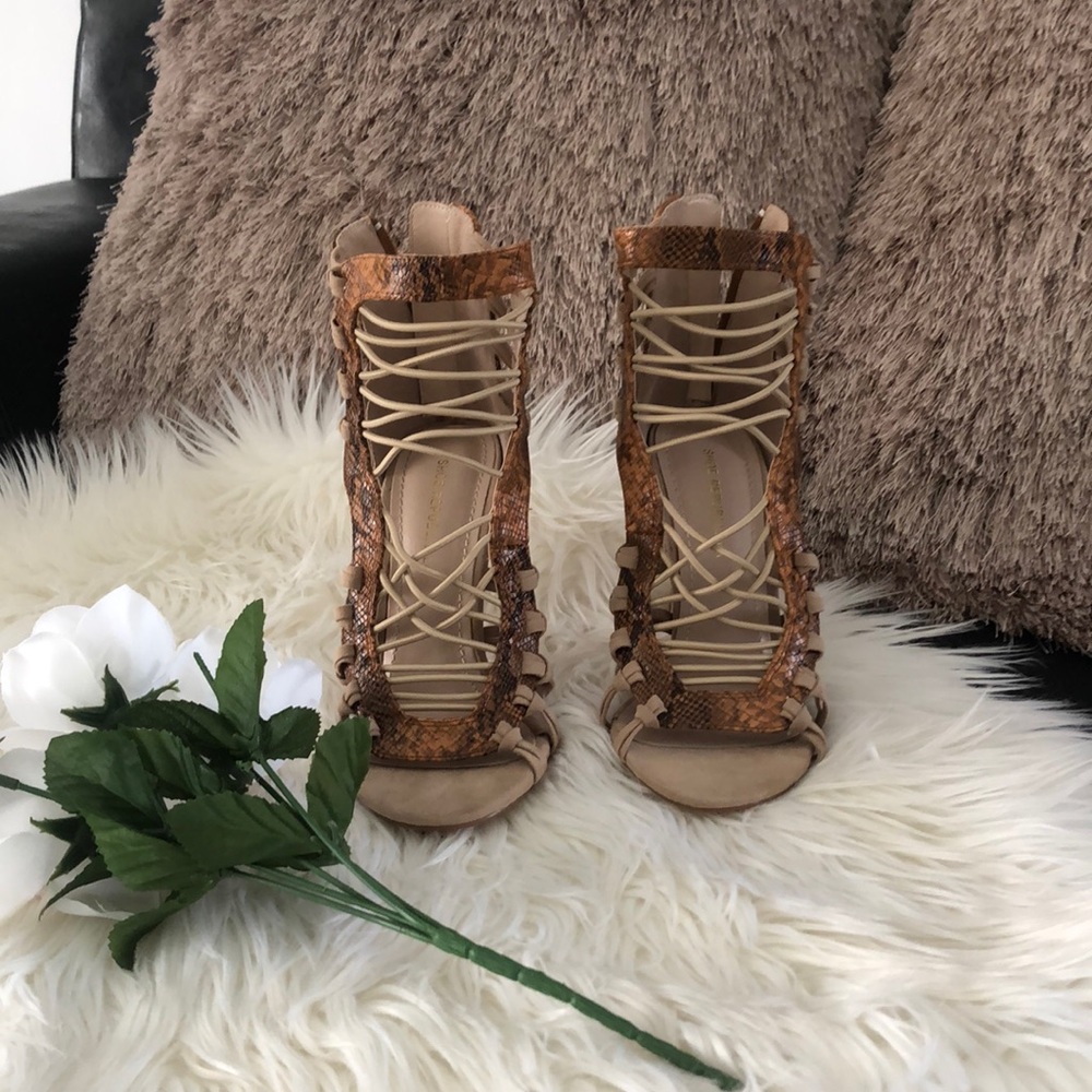 Elegant strappy heels in brown